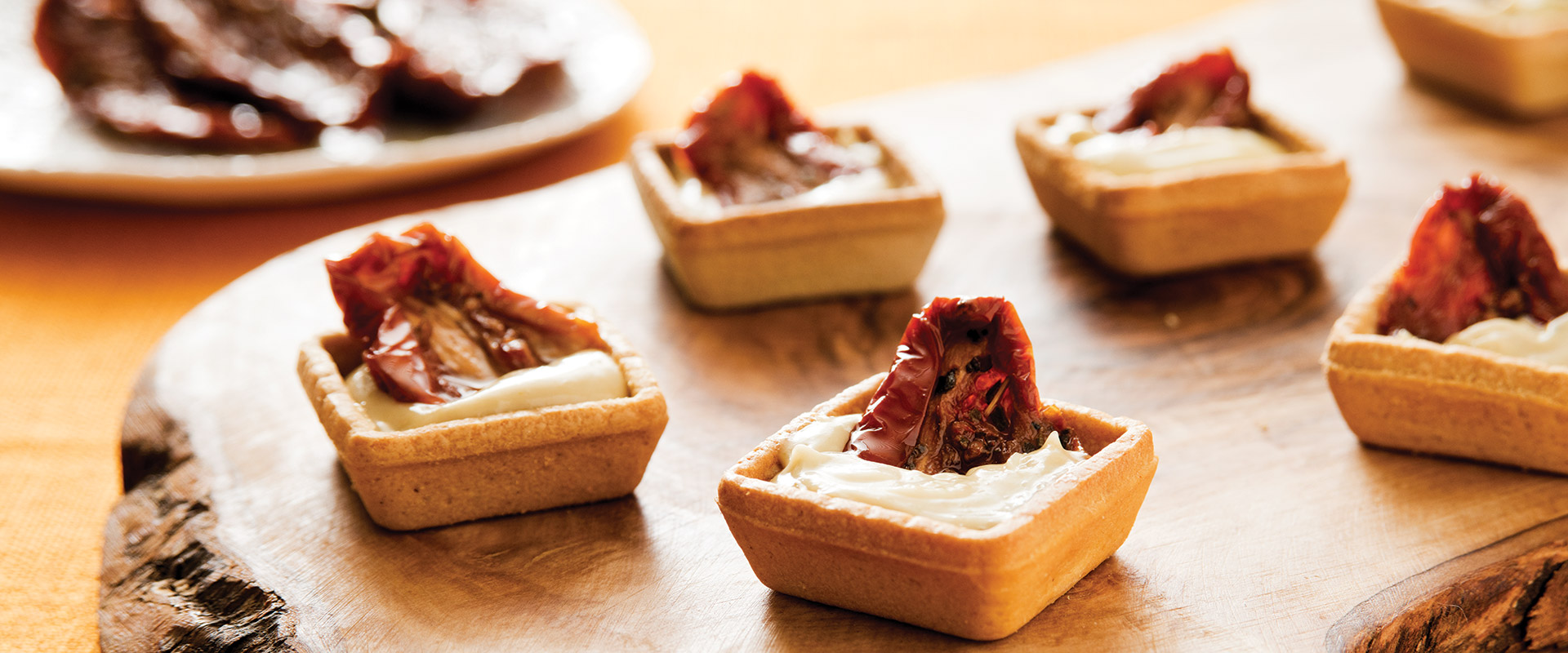 Tartellette ai pomodori secchi in salsa tonnata