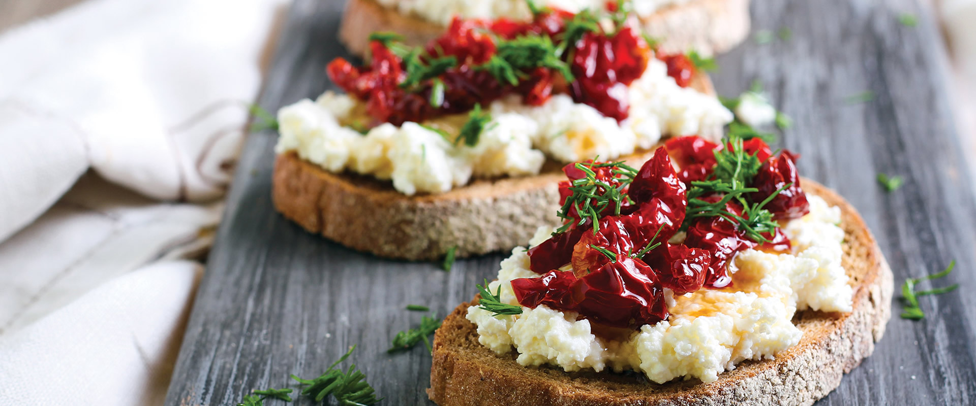 Bruschette con ricotta e pomodori secchi