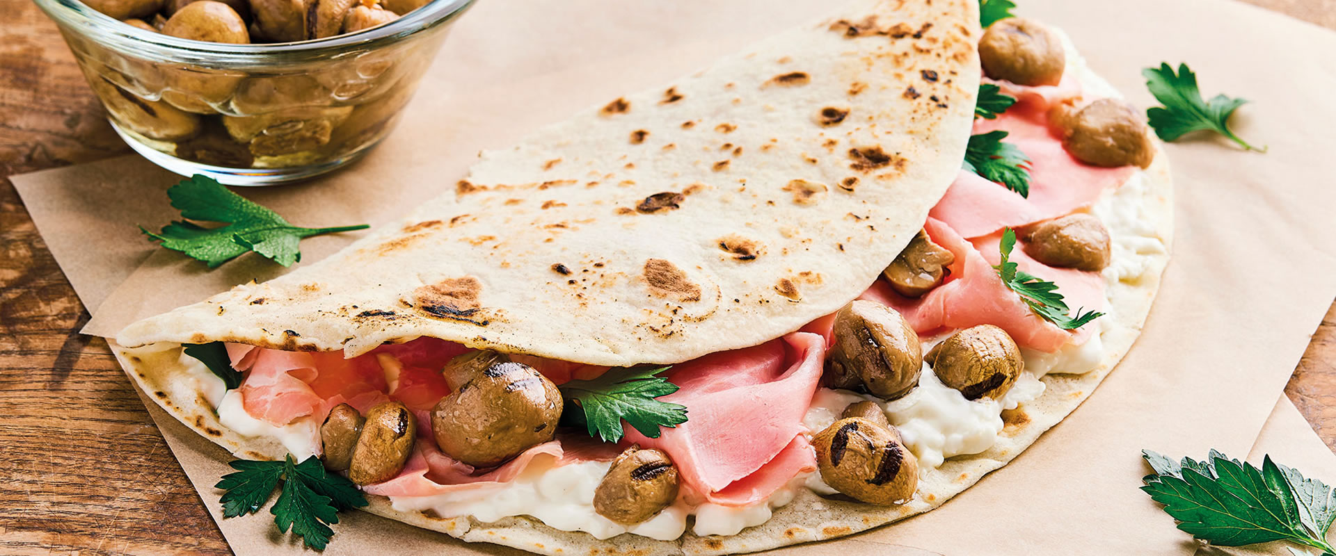 Piadina con funghi champignon e prosciutto cotto