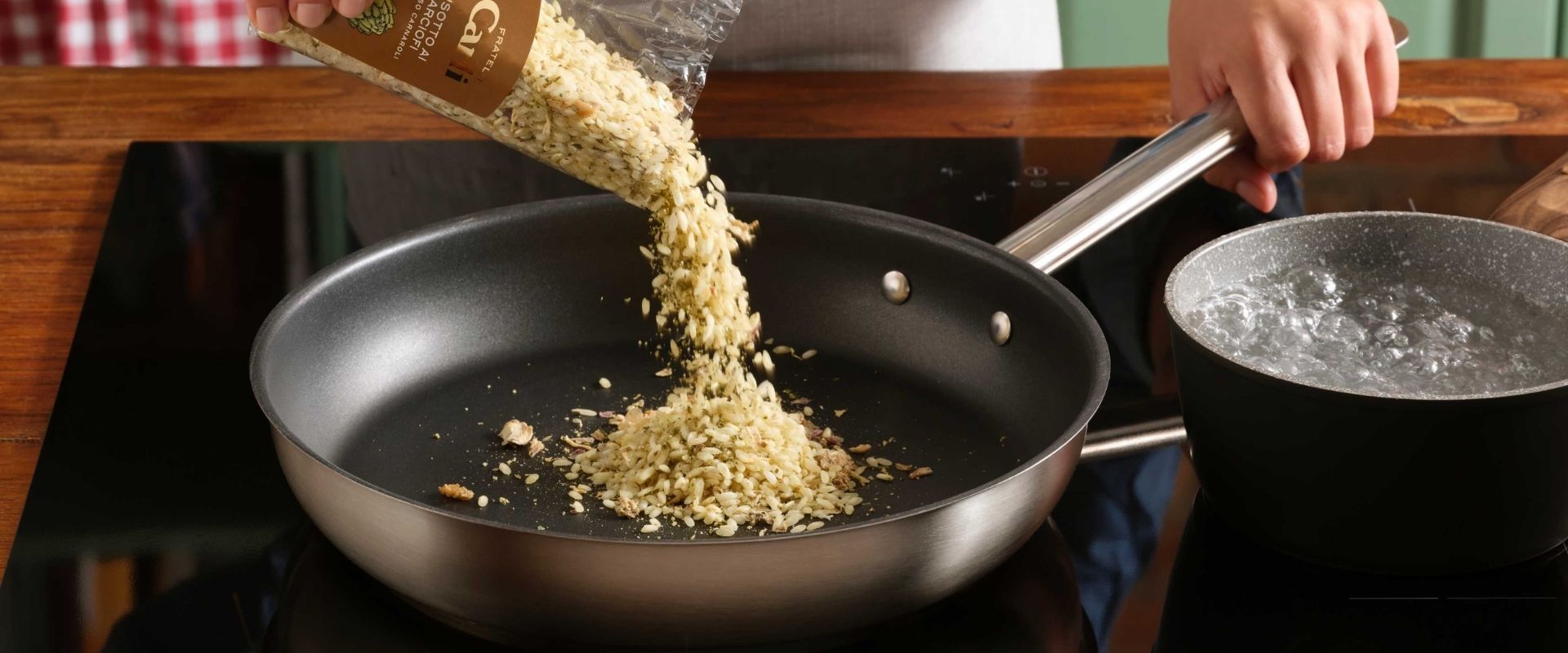 Preparazione di un risotto, piatto caldo della cucina italiana d’autunno 