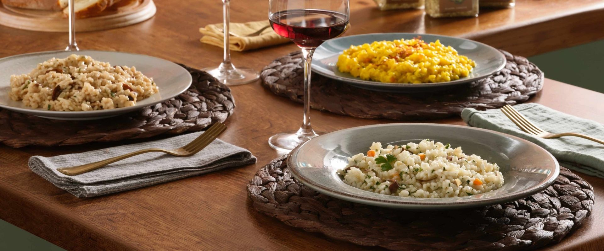 Risotti ai funghi porcini, allo zafferano e ai carciofi per una cena autunnale