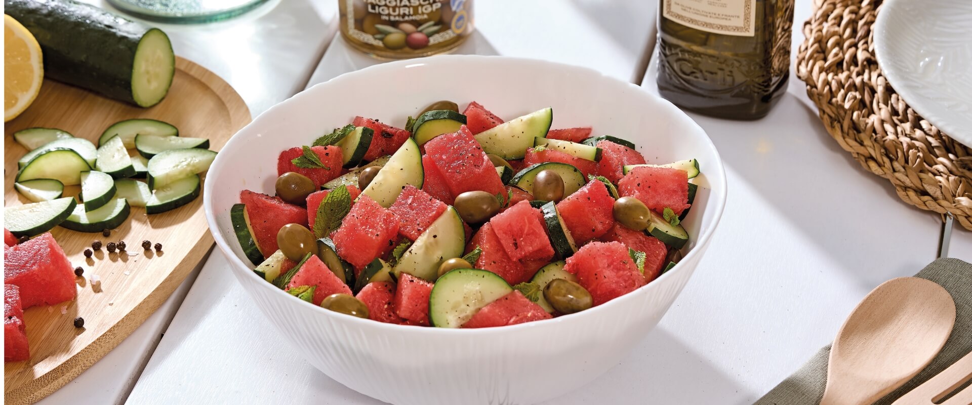 Insalata con anguria, cetriolo, olive e menta