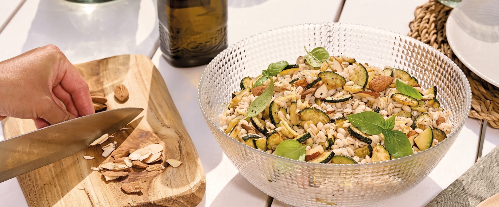 Insalata di orzo con zucchine, mandorle e limone