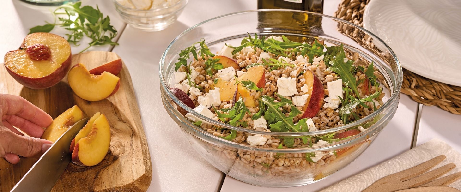 Insalata con pesche, farro, rucola e feta