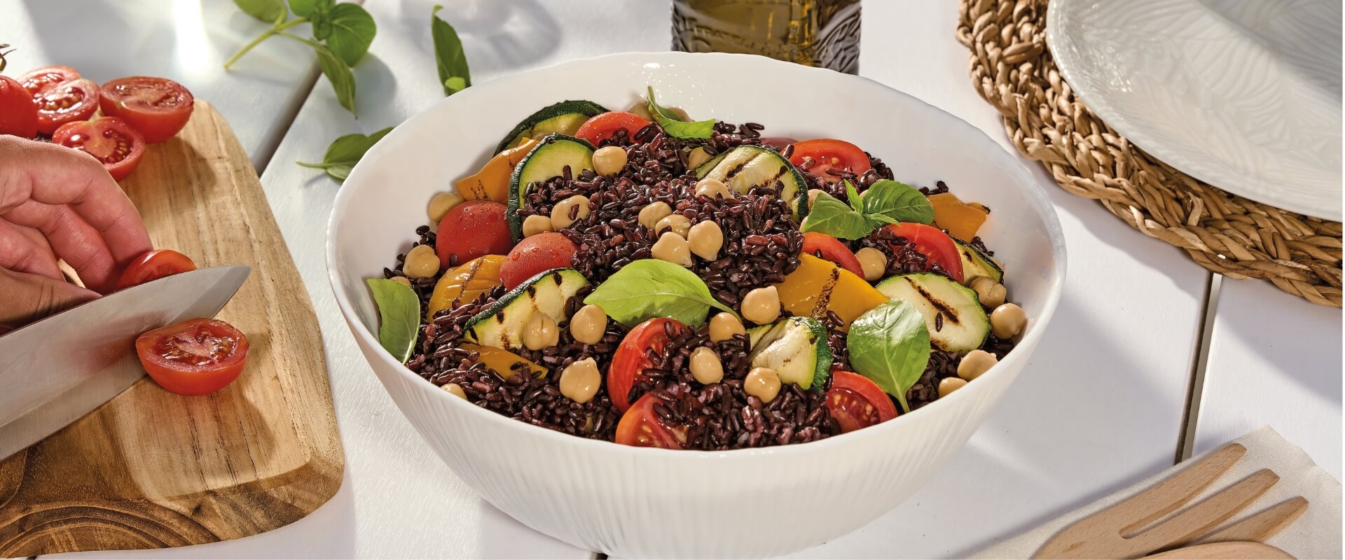 Insalata di riso venere con verdure grigliate e ceci