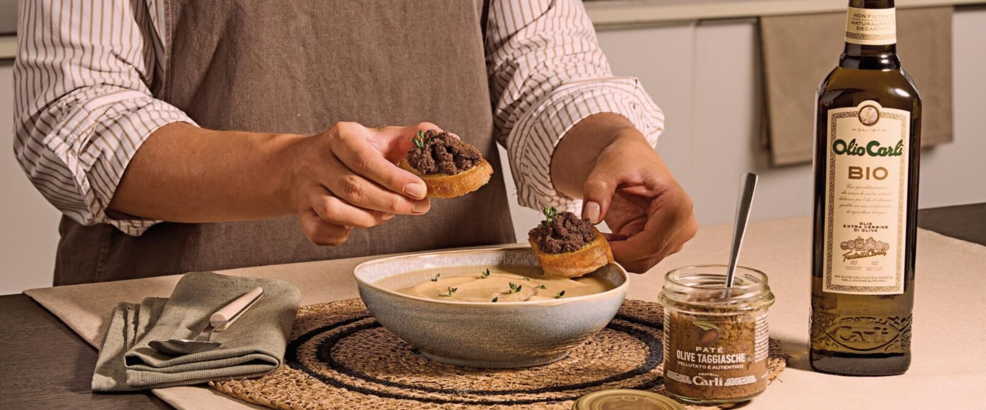 Crema di legumi completata con Paté di Olive Taggiasche e olio extra vergine di oliva