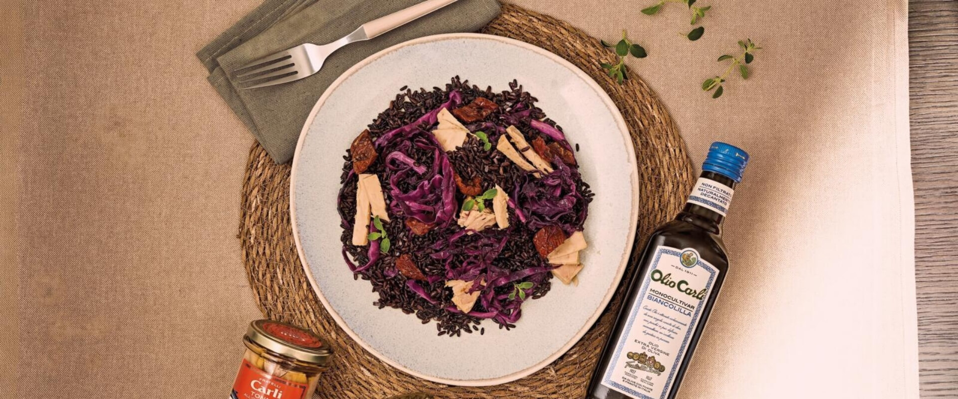 Riso venere e cavolo viola con tonno, verdure e olio extra vergine di oliva