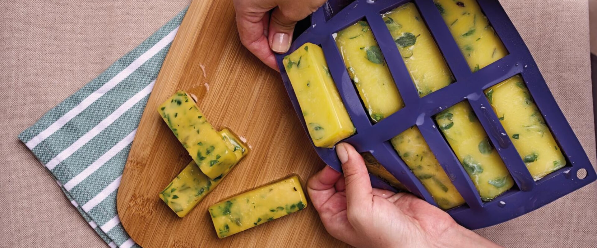 Porzioni di zuppa congelate in uno stampo per il meal prep