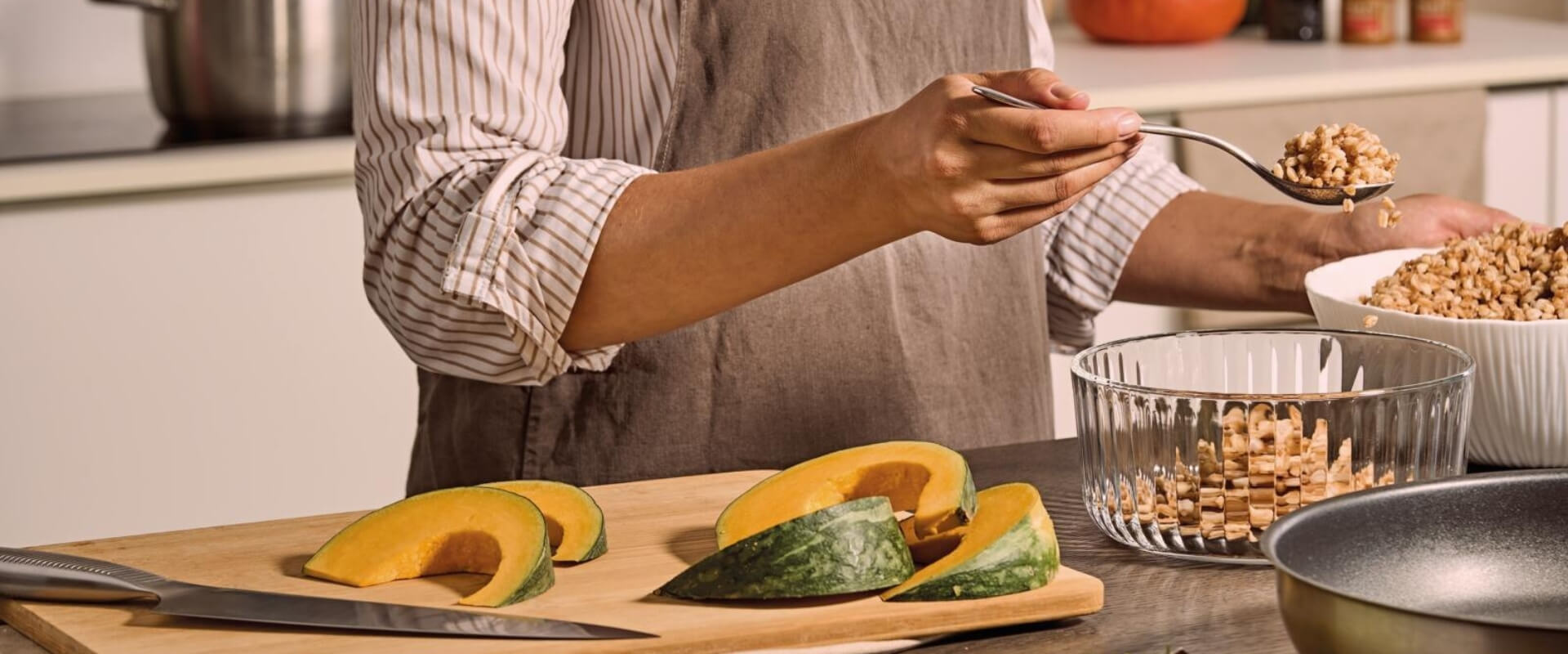 Preparazione di zucca e cereali per il meal prep