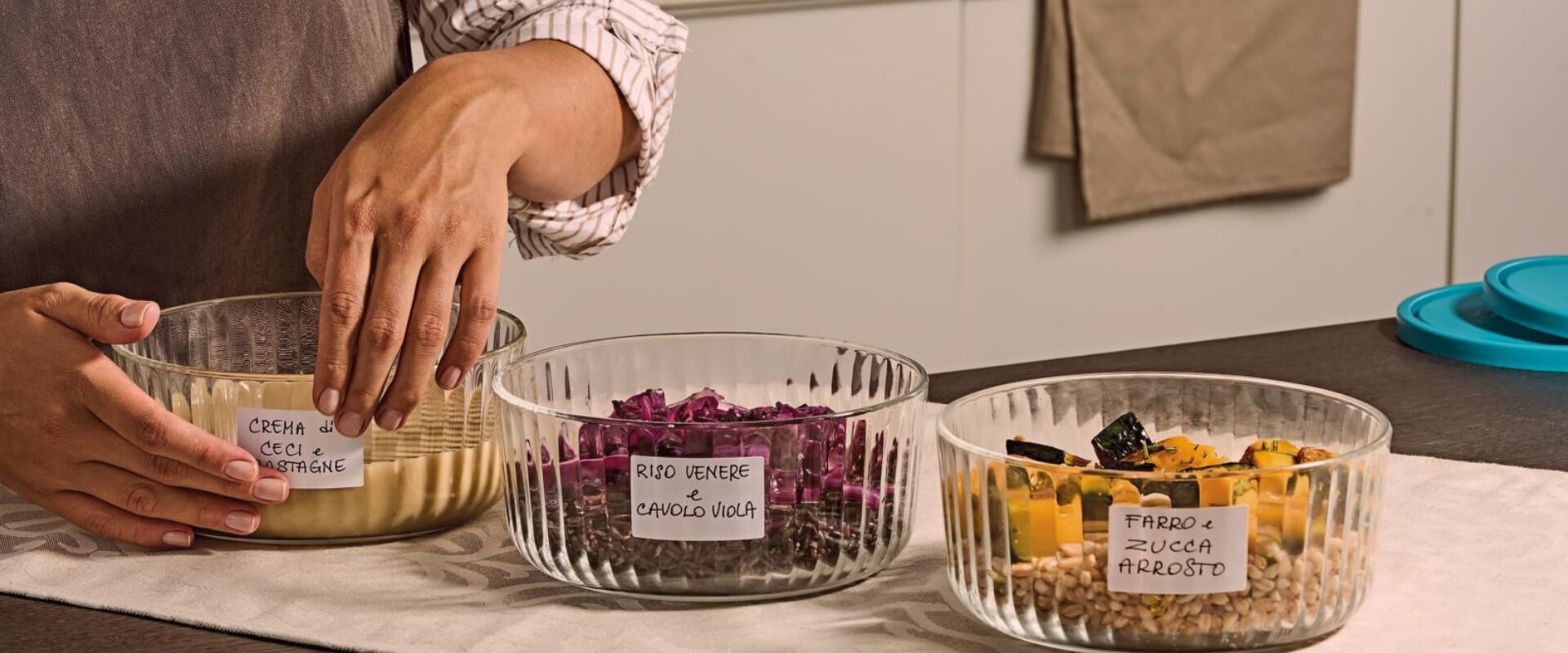 Preparazioni per il meal prep organizzate in contenitori di vetro 