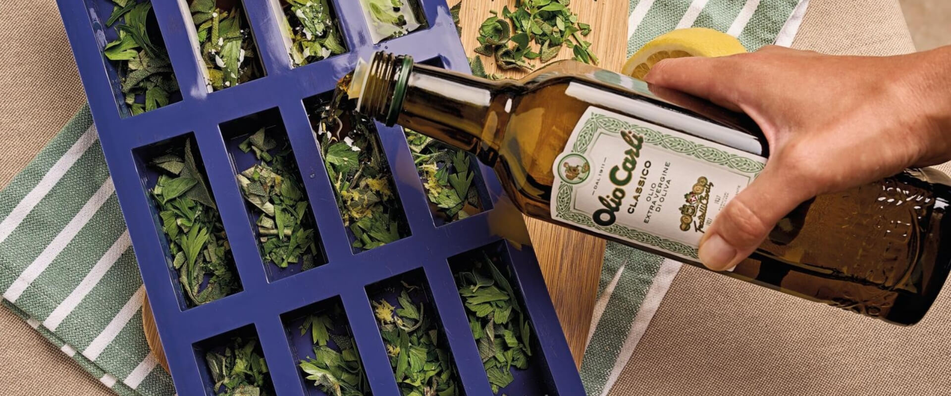 Preparazione di porzioni di olio extra vergine di oliva con erbe aromatiche 