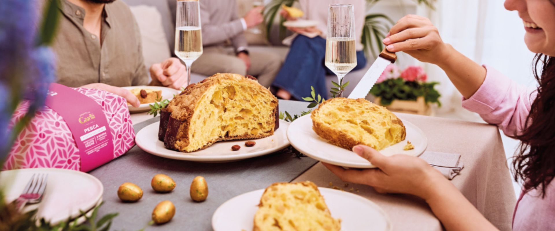 Cosa regalare a Pasqua: Fiore di Pasqua Fratelli Carli al centro della tavola pasquale