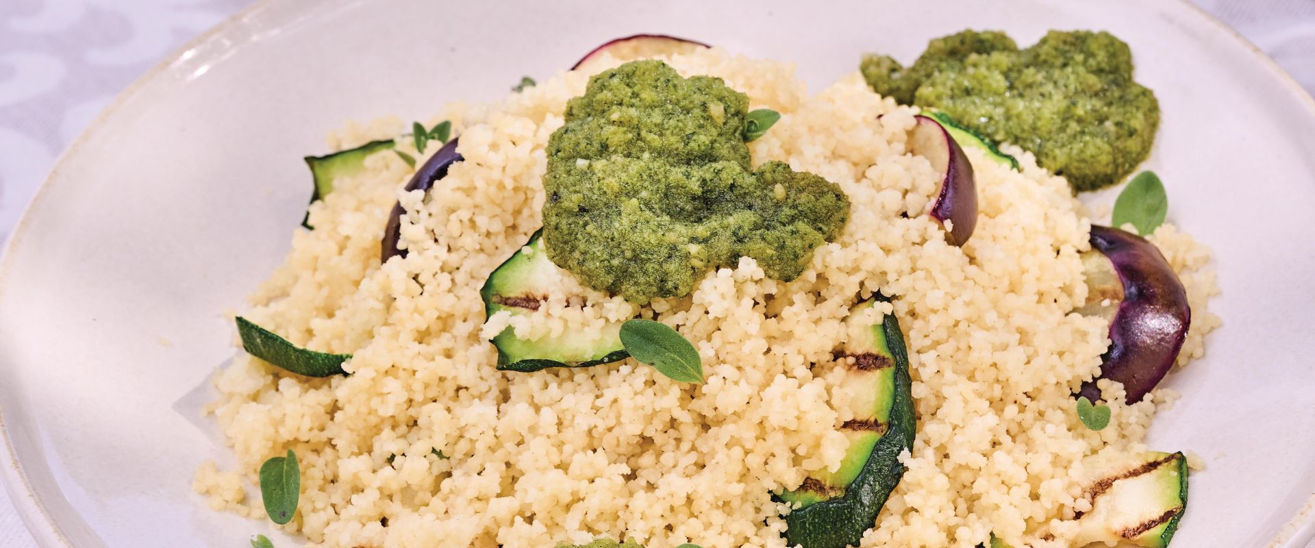 insalata di couscous con pesto, melanzane e zucchine grigliate