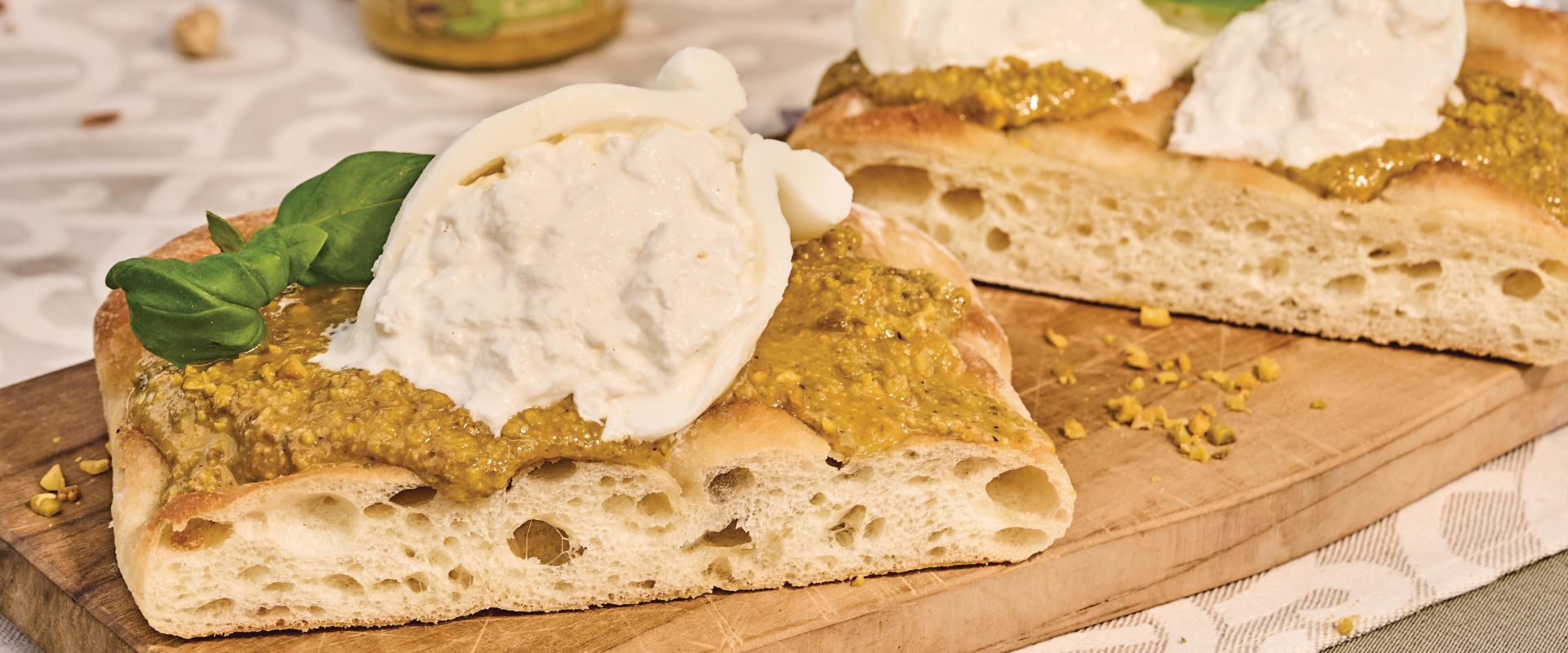 Focaccia morbida con mozzarella burrata e pesto di pistacchi