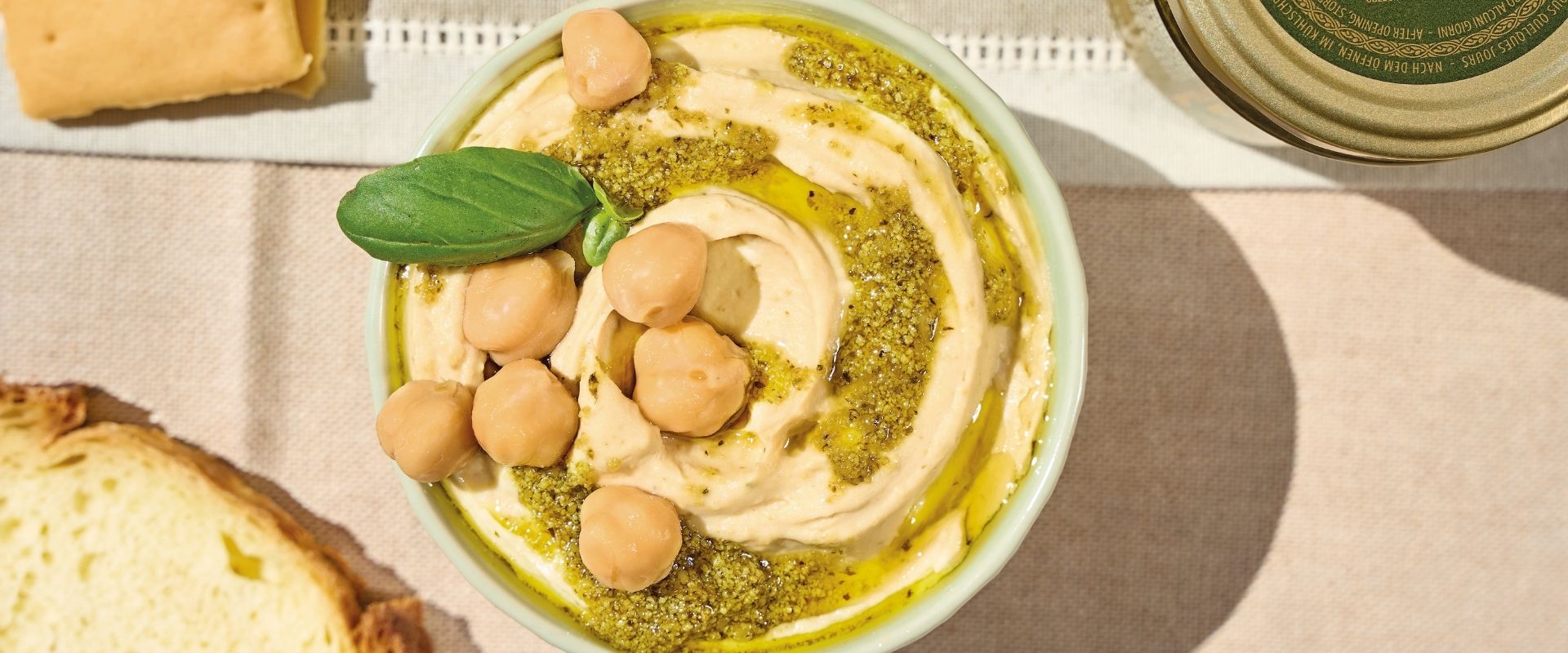 hummus di ceci condito con pesto al limone
