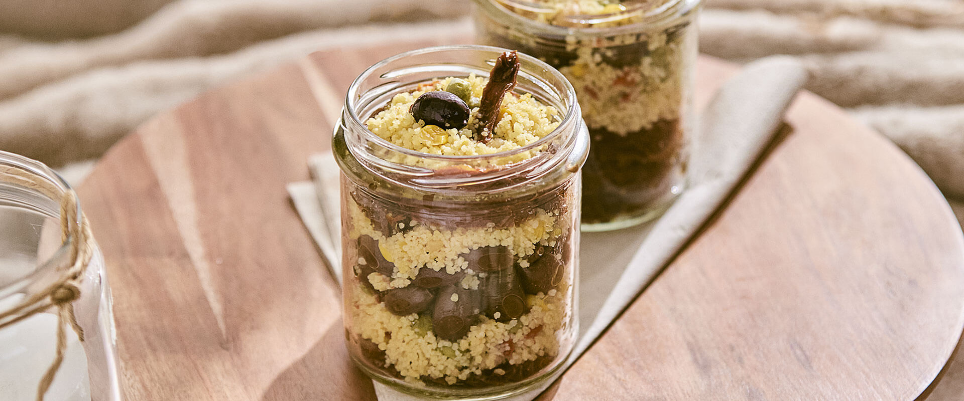 Couscous mediterraneo nel barattolo con pomodori essiccati e olive denocciolate