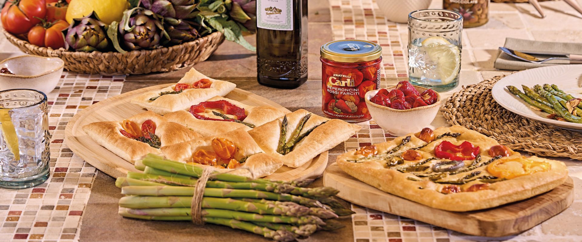 Aperitivo all’aperto con focaccia floreale e piccoli assaggi da condividere