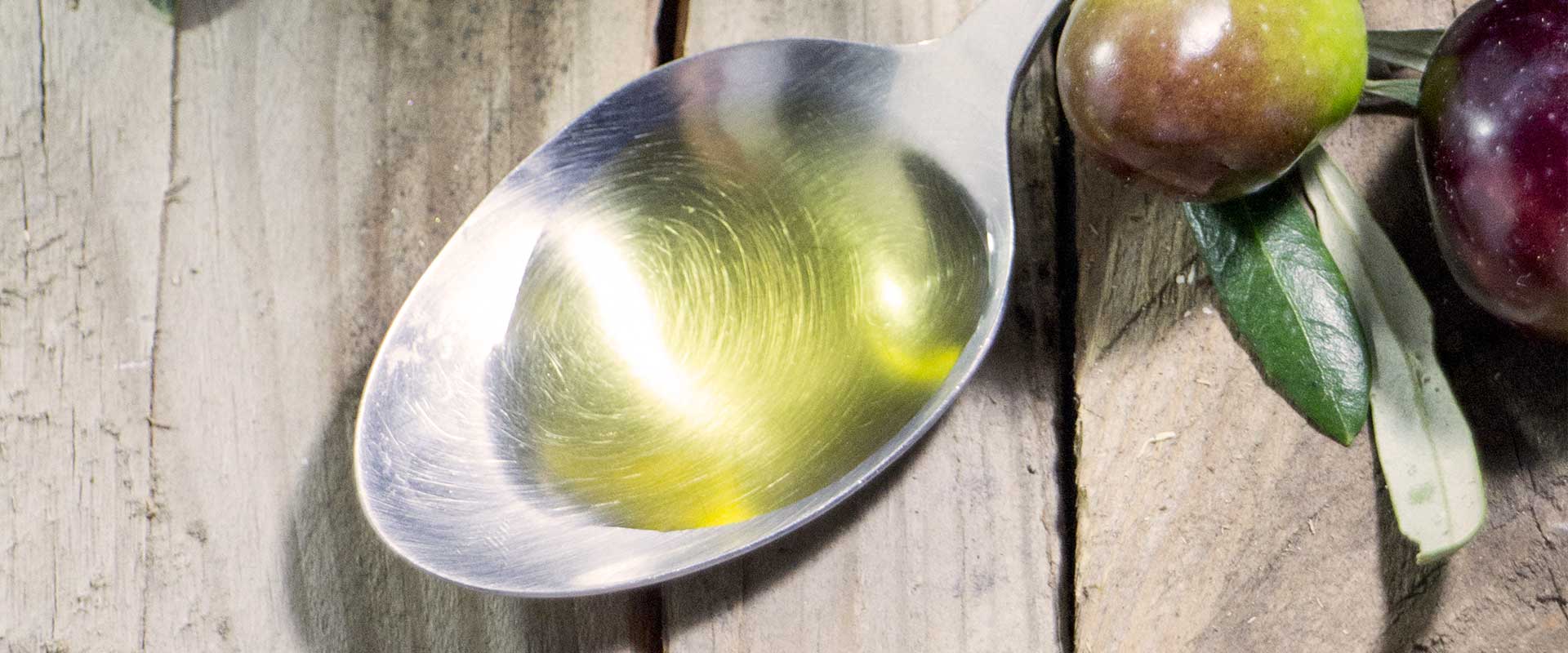 Gustare l'olio d'oliva sul pane