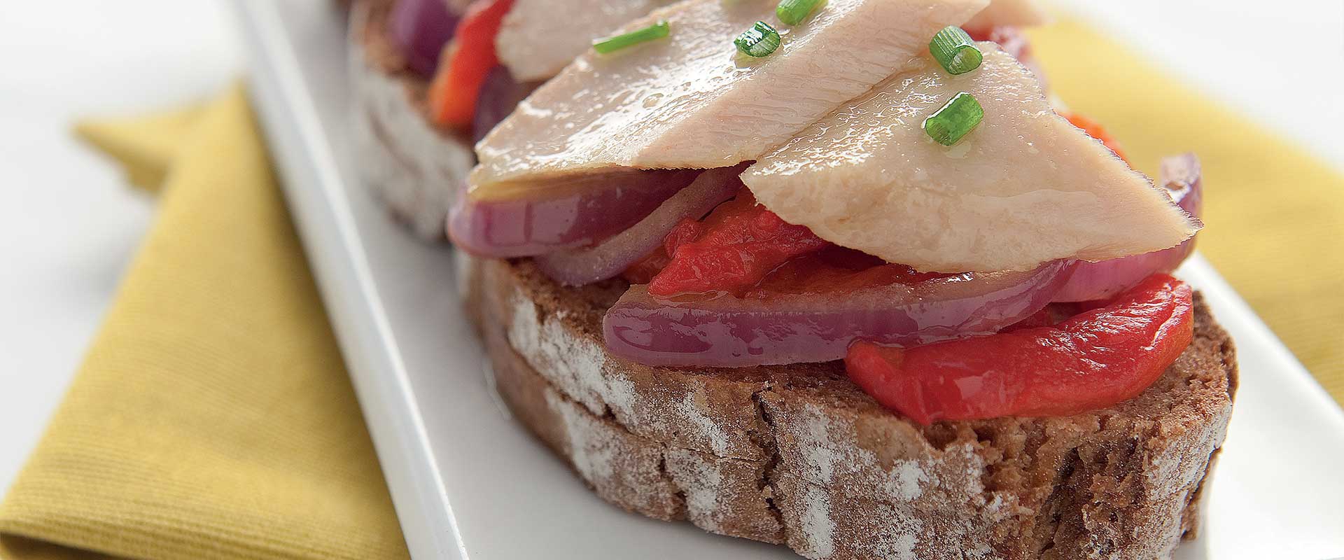 Bruschetta saporita con tonno all'olio di oliva 