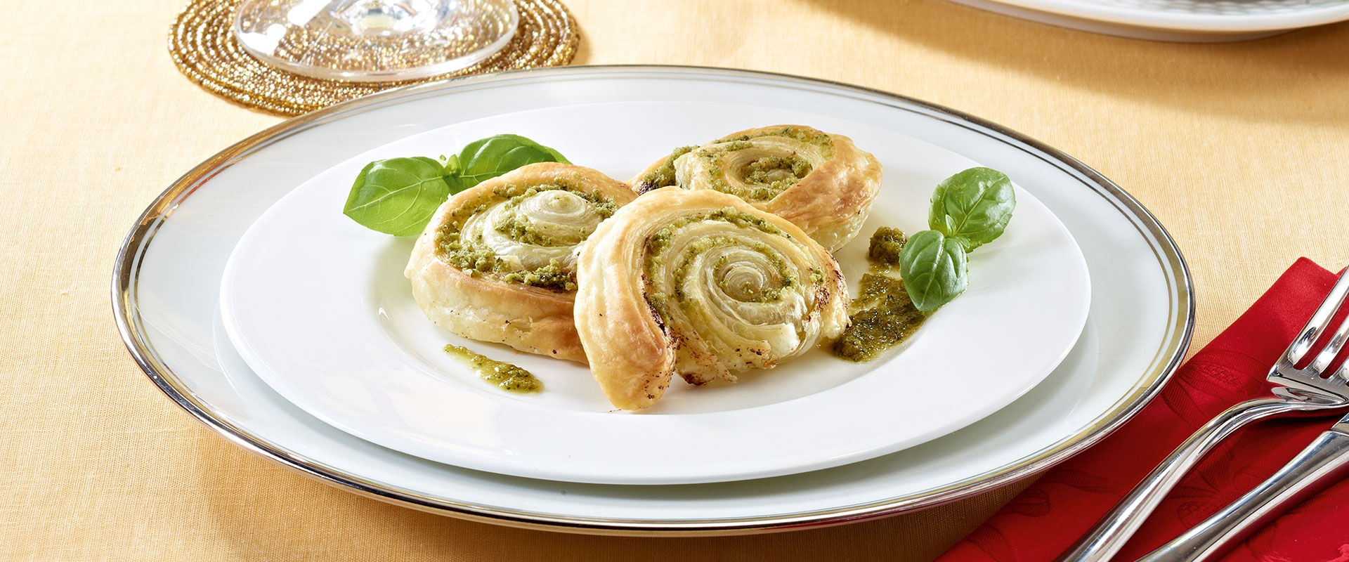 Rotolino di pasta sfoglia al pesto