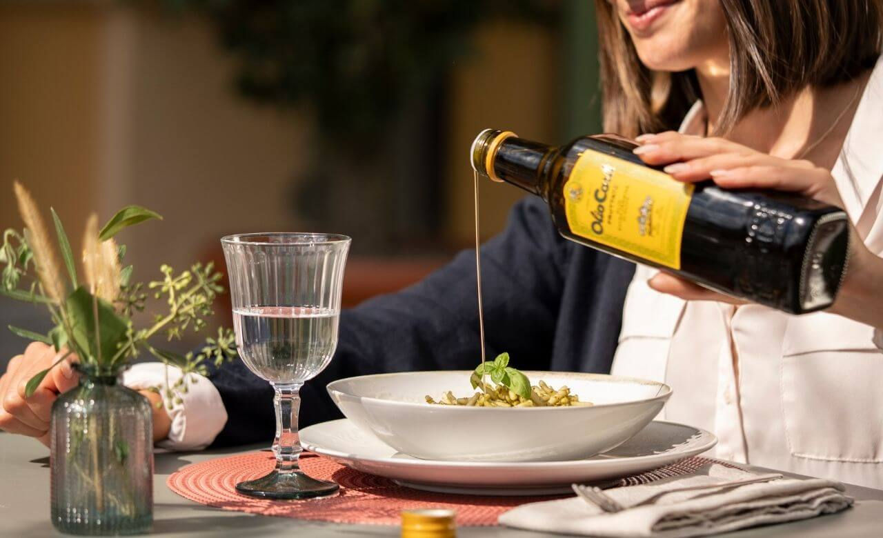 Versata di Olio EVO Fruttato su Trofie al Pesto