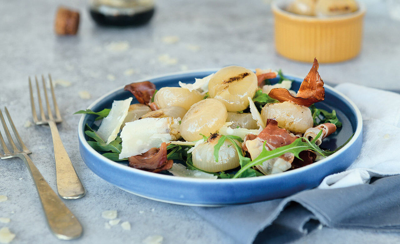 Piatto con Cipolle Borettane, rucola, crudo e scaglie di grana