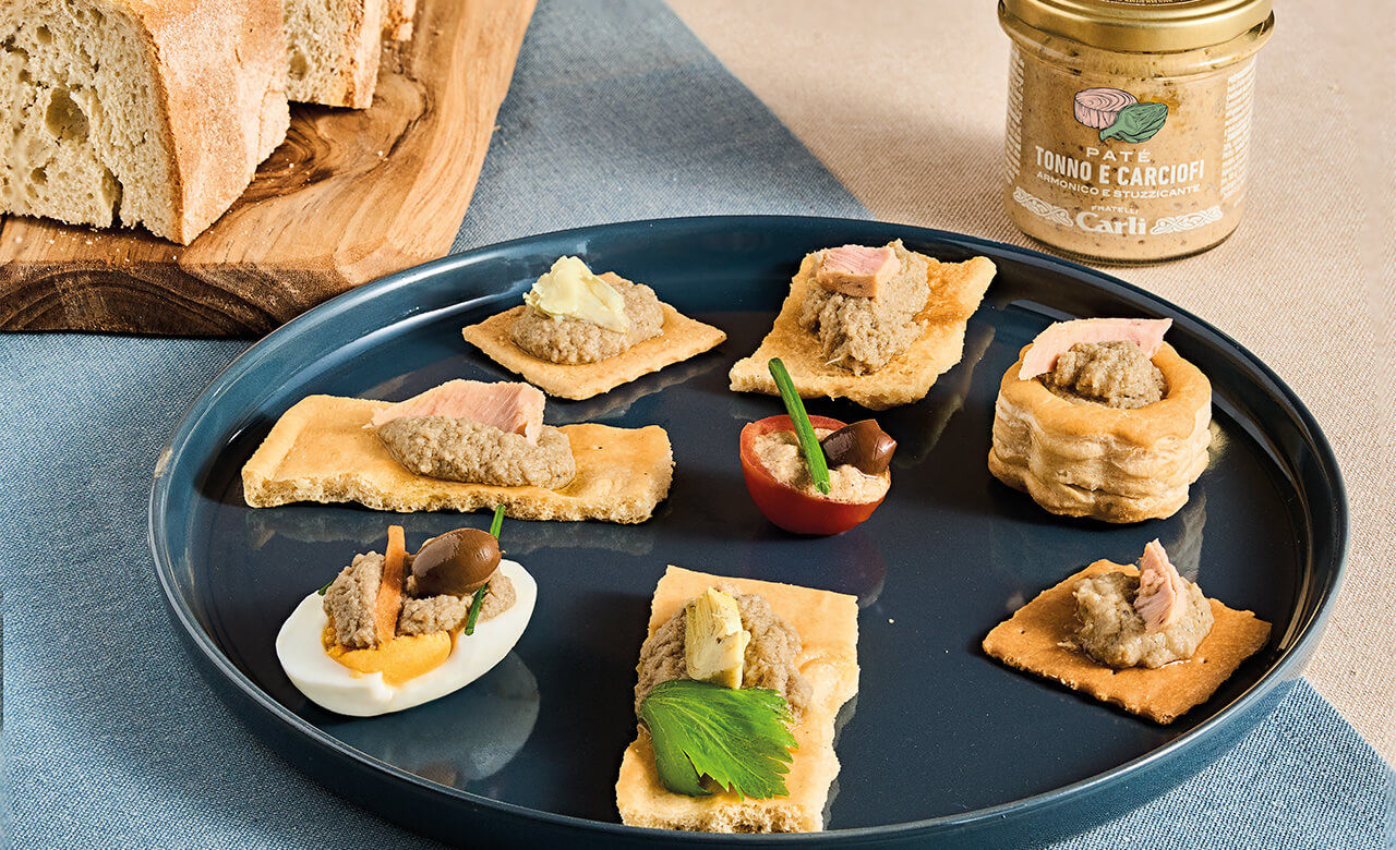 Diversi tipi di tartine preparate con Patè di Tonno e Carciofi Fratelli Carli
