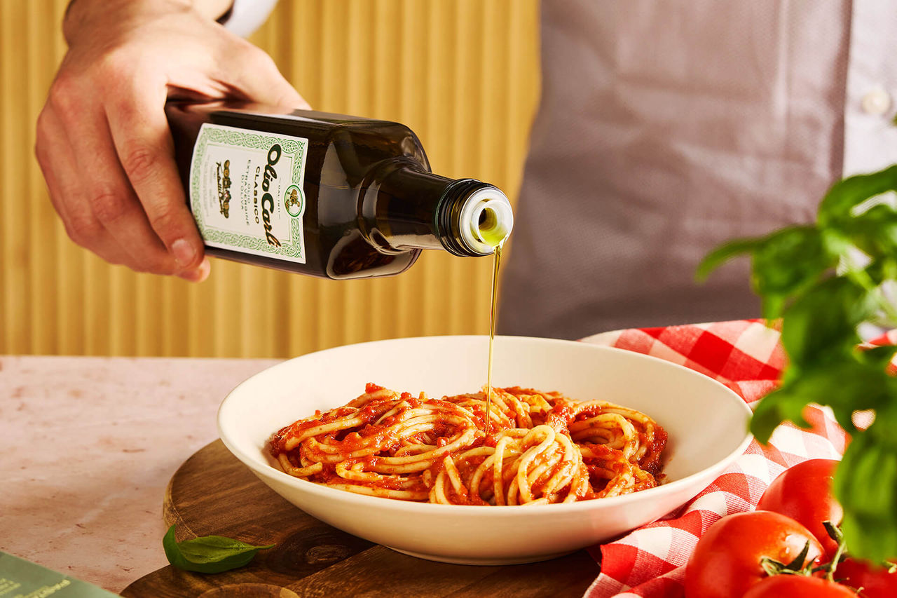 Versata di Olio Extra Vergine di Oliva Classico su Trenette al Sugo