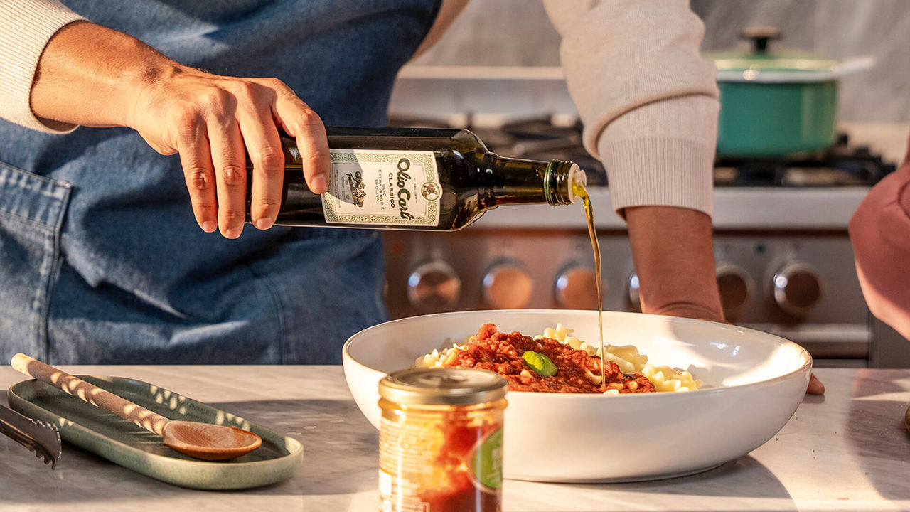 Versata di Olio EVO Classico su Pasta al Sugo