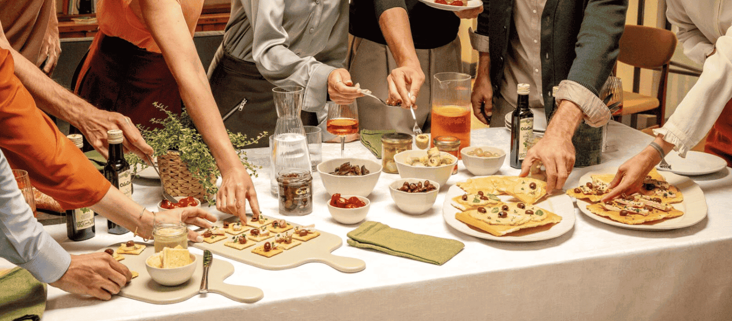 Header aperitivo con prodotti Carli assortiti.
