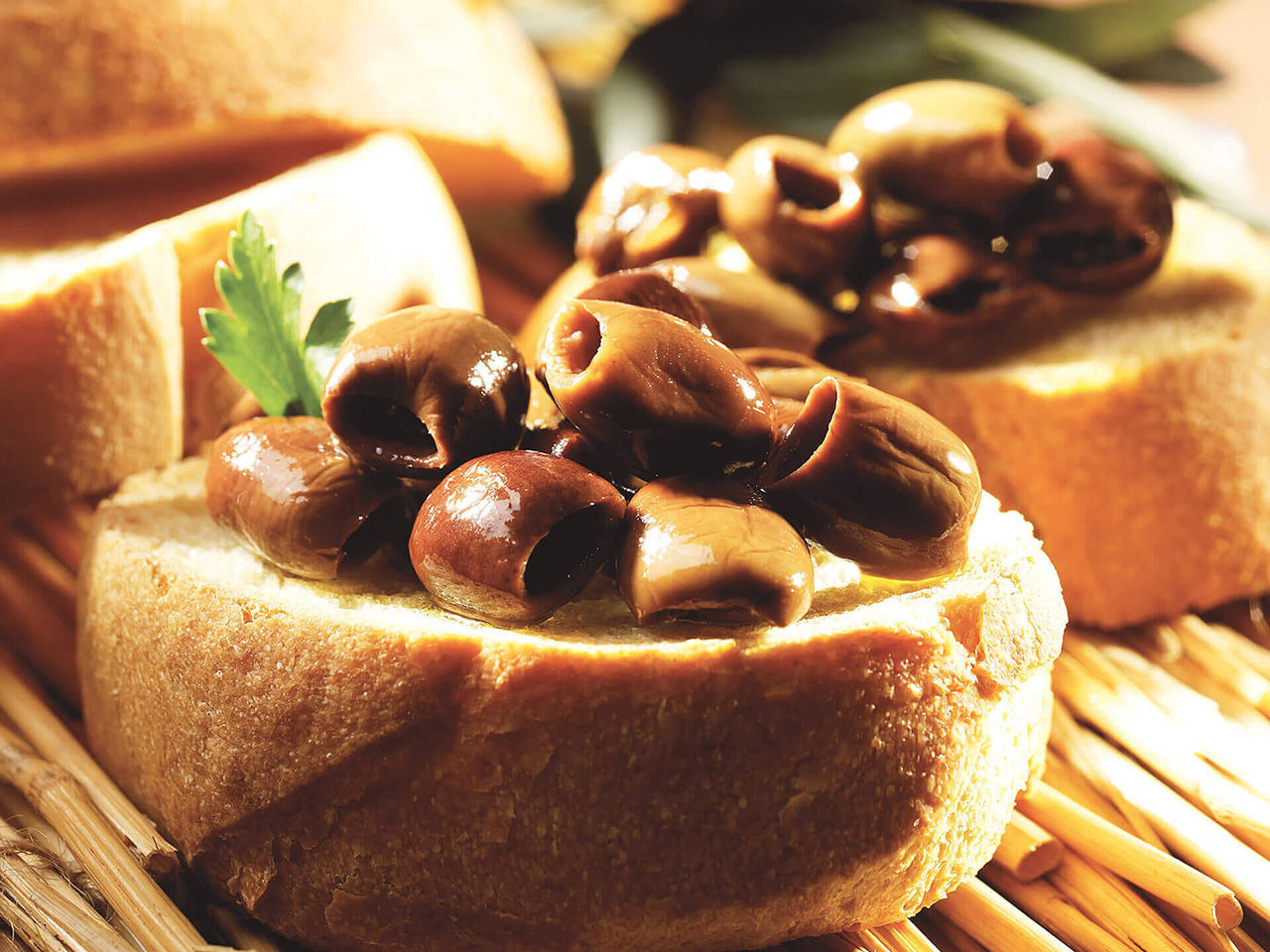fette di pane con olive snocciolate