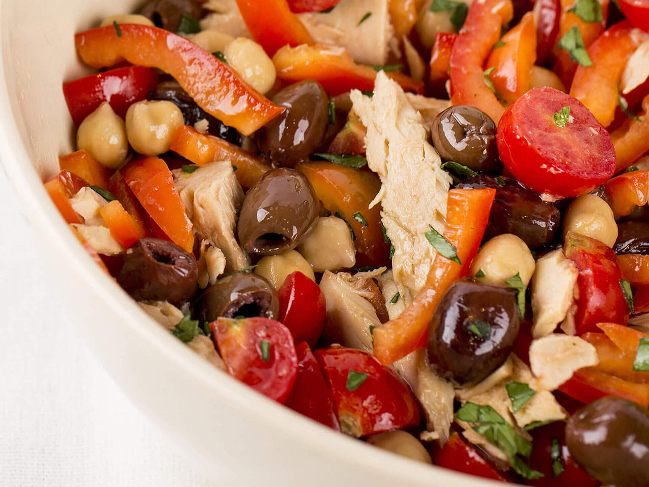 insalata di tonno, legumi, verdure e olive