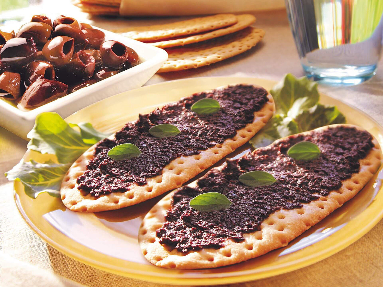 crackers con paté di olive