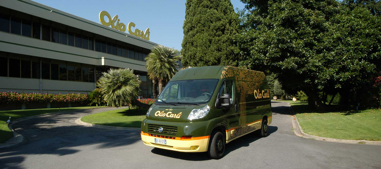 Furgoncino Carli davanti allo stabilimento di Imperia 