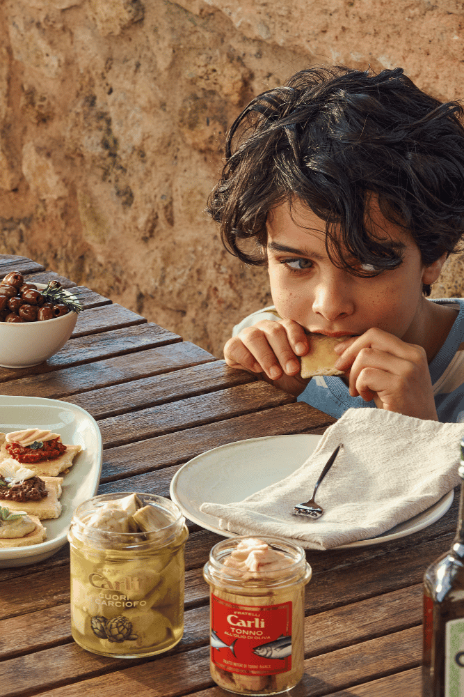Bambino che mangia della focaccia