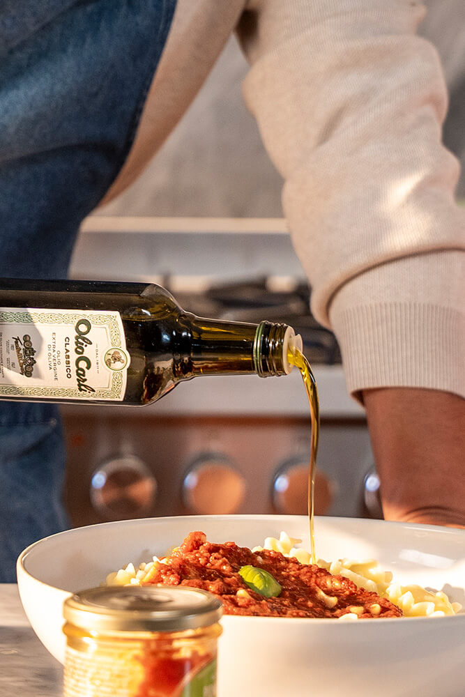 Condire la pasta al sugo con Olio Extra Vergine Classico