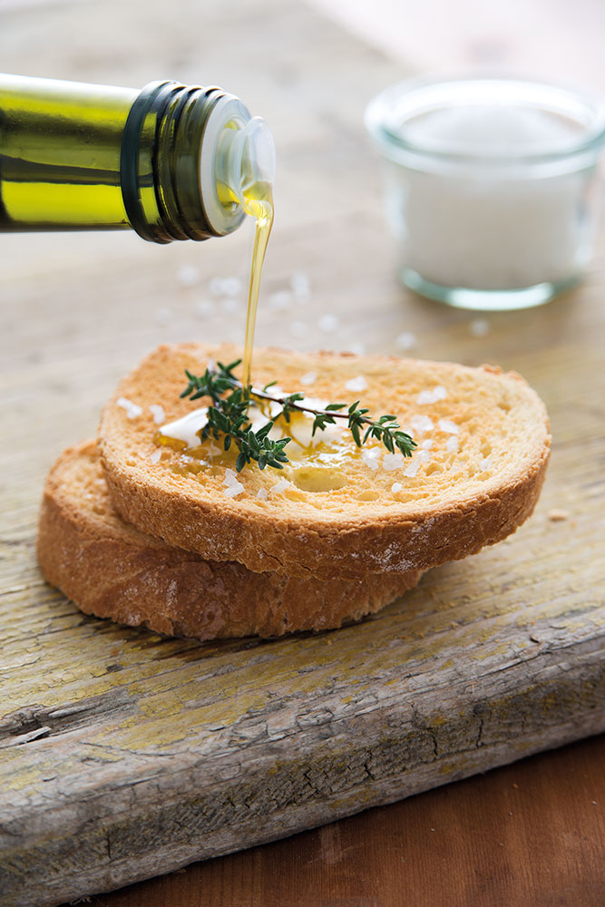 OLIO CARLI di Oliva Extra Vergine delicato Carli su fetta di pane