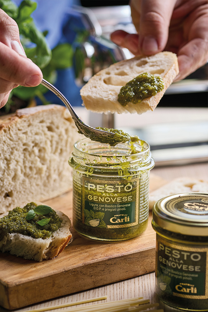 VASETTO DI PESTO APERTO E FETTE DI PANE CASERECCIO
