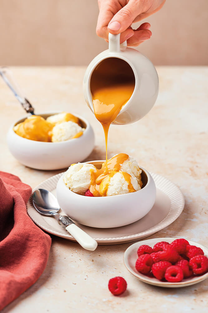 Crema di zabaione al marsala Fratelli Carli versato su gelato