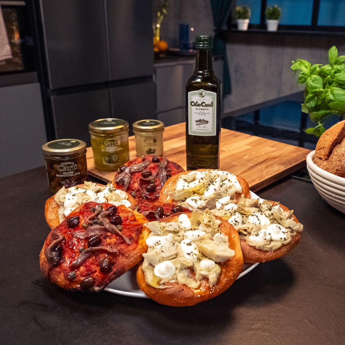 Le pizzette di Fulvio marino preparate con Olive taggiasche, Patè di Olive Taggiasche, Crema di Pomodori essiccati e di Carciofi Fratelli Carli