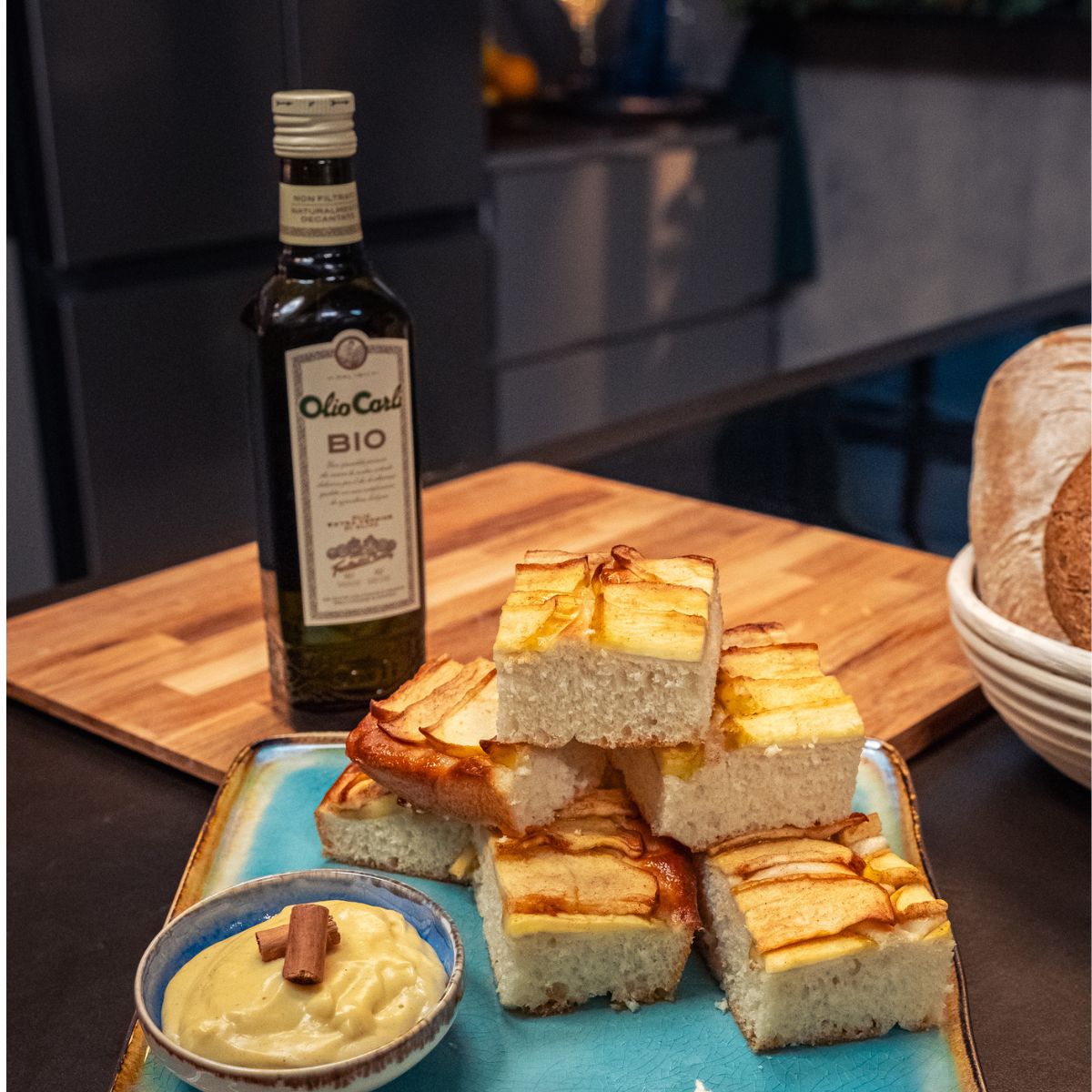 La Focaccia Dolce mele e cannella di Fulvio Marino preparata usando l'OLIO CARLI Extra Vergine di Oliva BIO