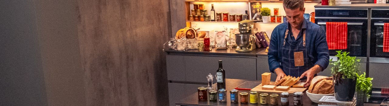 Fulvio Marino al lavoro mentre utilizza specialità alimentari Fratelli Carli per le sue preparazioni