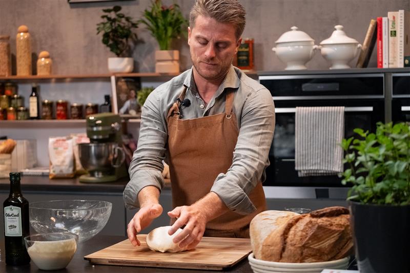 Fulvio impasta una pagnotta