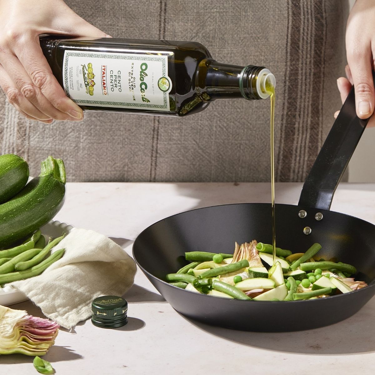 Una classica vignarola in padella condita con un filo di OLIO CARLI Extra Vergine di Oliva Cento per Cento Italiano