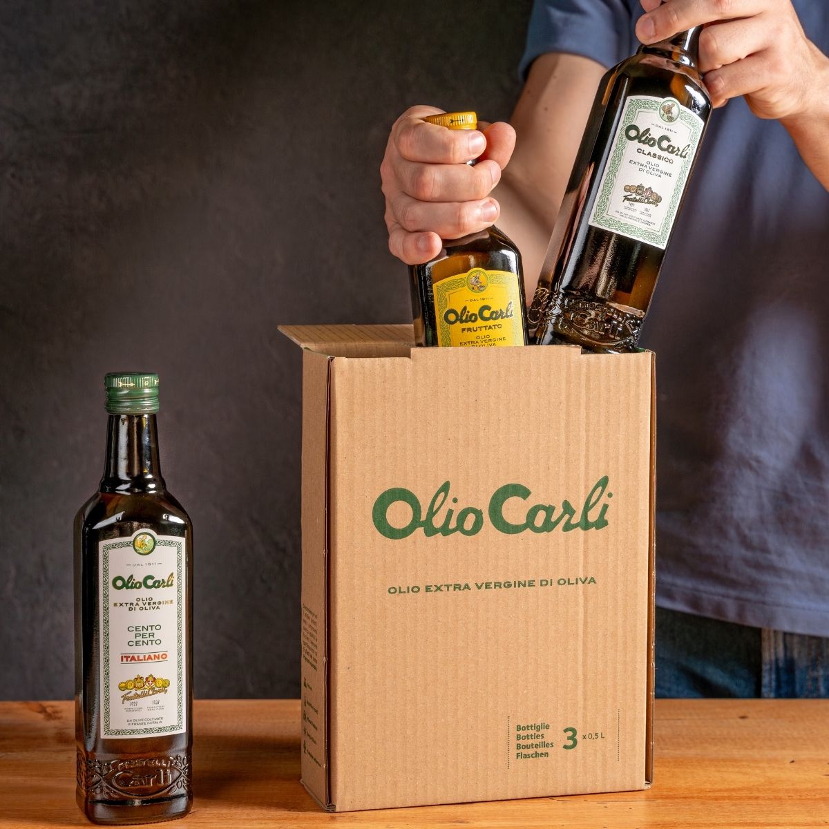 Unboxing di una confezione contenente bottiglie di tre tipologie di OLIO CARLI Extra Vergine di Oliva