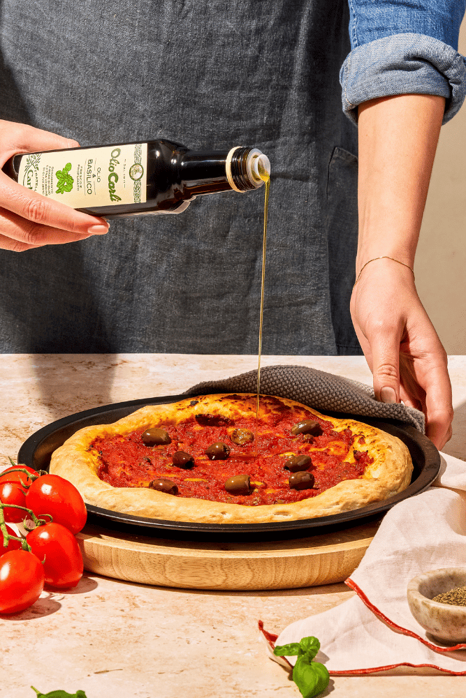 Olio infuso al basilico per condire una pizza