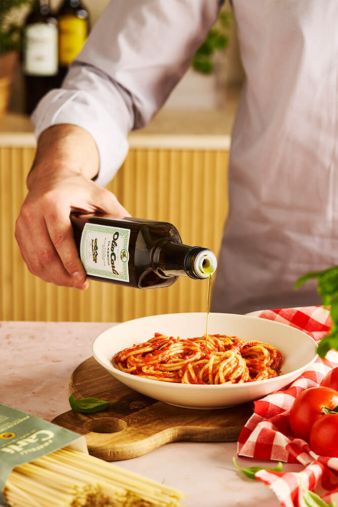 Versata di Olio EVO Classico su Trenette al pomodoro