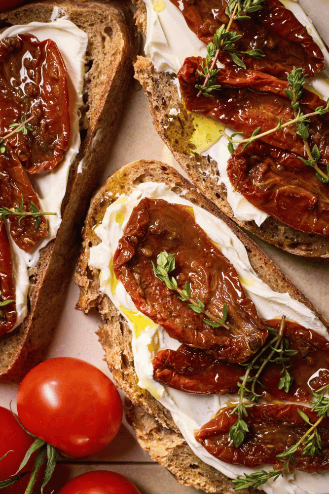 Pomodori essicati su fetta di pane con formaggio spalmabile