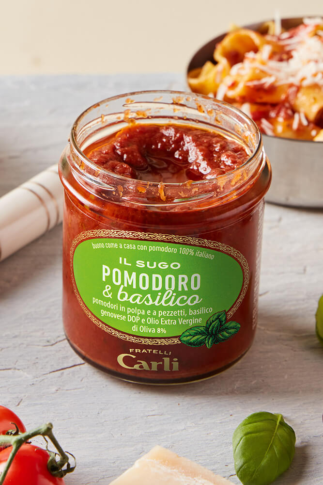 vasetto di sugo pomodoro aperto su una tavola