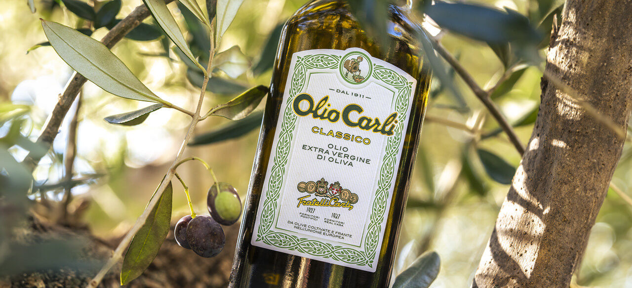 Bottiglia di Olio Extra Vergine di Oliva Classico in primo piano